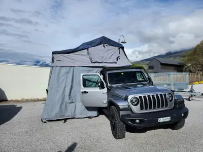 Jeep Wrangler Unlimited Sport — 4x4 aventurier avec tente de toit intégrée — Miniatur 7