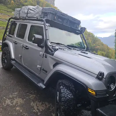 Jeep Wrangler Unlimited Sport — 4x4 aventurier avec tente de toit intégrée — Miniatur 8