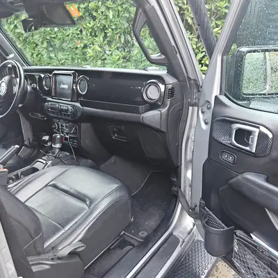 Jeep Wrangler Unlimited Sport — 4x4 aventurier avec tente de toit intégrée — Miniatur 9