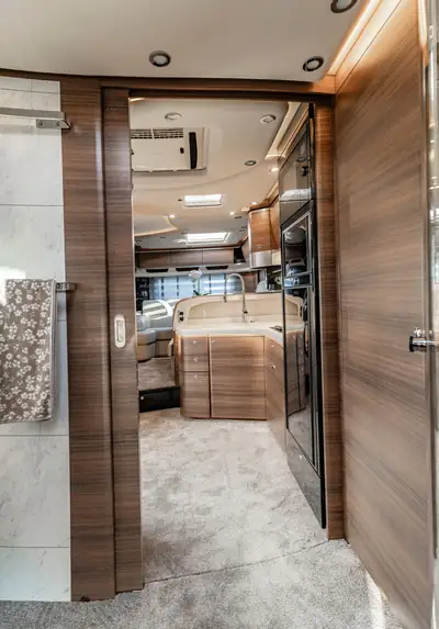 Concorde Cruiser 890 RLA — Camping-car de luxe 4 places, motorisation diesel puissante — Thumbnail 21