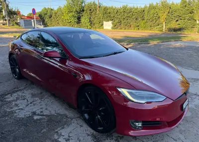Tesla Model S Maximale-Reichweite Raven — Berline électrique haute performance, batterie neuve — vista esterna