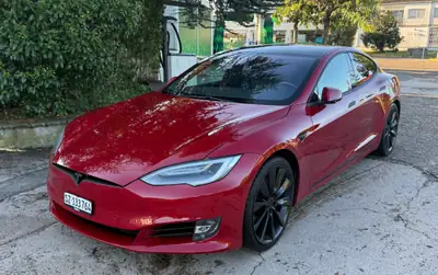 Tesla Model S Maximale-Reichweite Raven — Berline électrique haute performance, batterie neuve — fianco