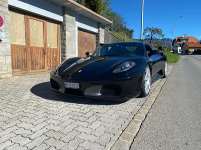 Ferrari F430 Coupé 2005 — Légendaire V8 486 ch, sièges racing carbone — côté