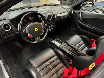 Ferrari F430 Coupé 2005 — Légendaire V8 486 ch, sièges racing carbone — détail