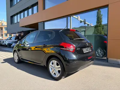 Peugeot 208 1.2 PureTech Signature S/S — Citadine dynamique, sans accident, très faible kilométrage — exterior view
