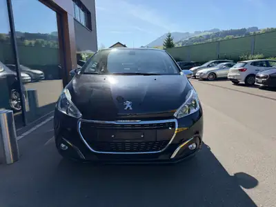 Peugeot 208 1.2 PureTech Signature S/S — Citadine dynamique, sans accident, très faible kilométrage — interior