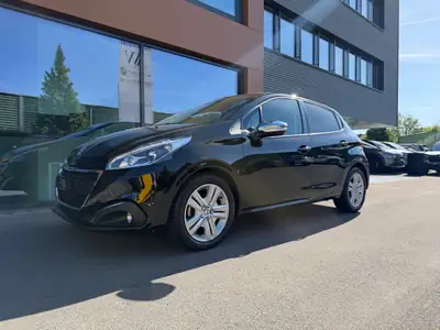 Peugeot 208 1.2 PureTech Signature S/S — Citadine dynamique, sans accident, très faible kilométrage — dashboard