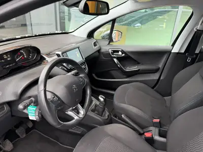 Peugeot 208 1.2 PureTech Signature S/S — Citadine dynamique, sans accident, très faible kilométrage — Thumbnail 10