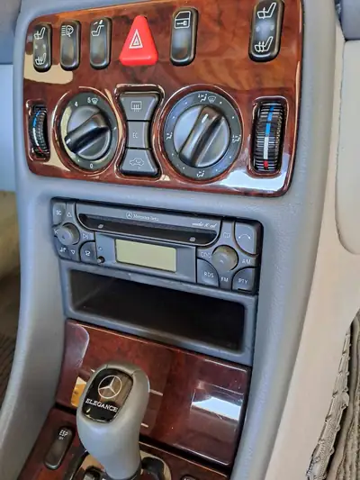 Mercedes-Benz CLK 320 Elégance — Coupé sportif des années 90, entretien impeccable — Miniatura 17