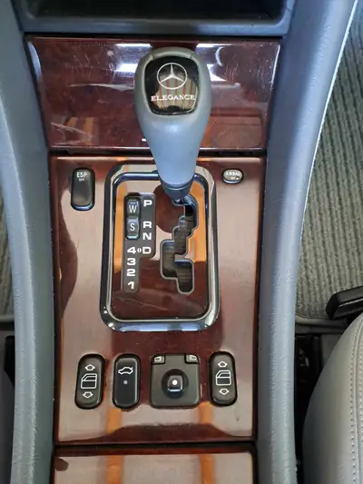 Mercedes-Benz CLK 320 Elégance — Coupé sportif des années 90, entretien impeccable — Miniatura 16