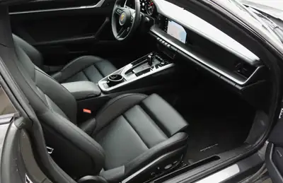 Porsche 911 Coupé Carrera 4S PDK — Sportive allemande 450 ch, faible kilométrage — side view