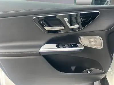 Mercedes-Benz GLC 300 AMG Line Coupé — SUV hybride performant, 20 km seulement — Miniature 16