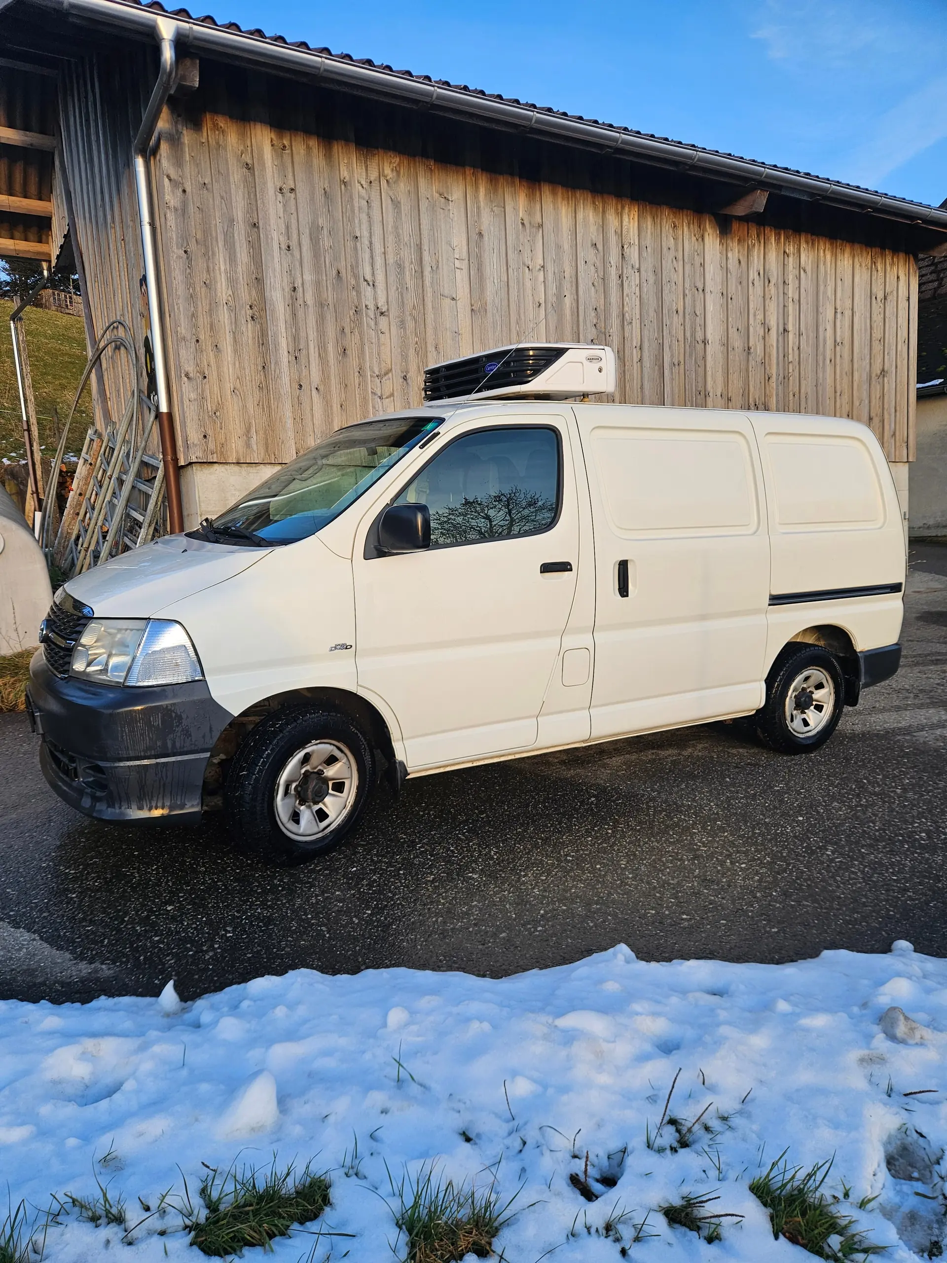 Toyota HI-ACE 2008 — Utilitaire diesel robuste, 114'800 km, sans sinistre — vista esterna