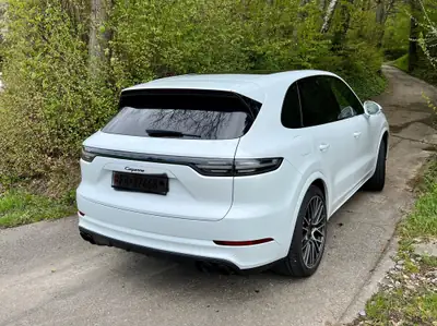 Porsche Cayenne Turbo — SUV de prestige 550 ch, véhicule suisse impeccable — side view