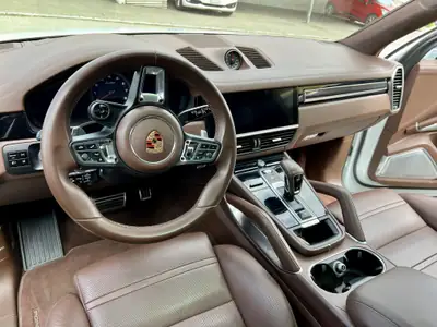 Porsche Cayenne Turbo — SUV de prestige 550 ch, véhicule suisse impeccable — Thumbnail 8