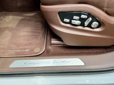 Porsche Cayenne Turbo — SUV de prestige 550 ch, véhicule suisse impeccable — Thumbnail 10