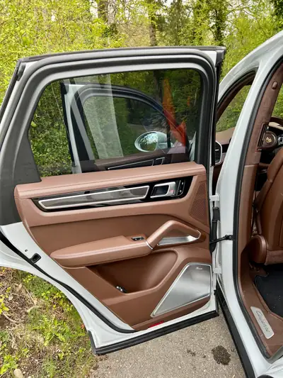 Porsche Cayenne Turbo — SUV de prestige 550 ch, véhicule suisse impeccable — Thumbnail 14