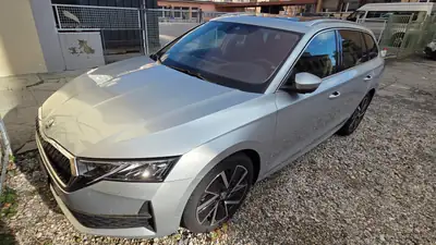 Skoda Octavia Combi 2.0 TDI DSG — Familiale diesel efficace, 1000 km seulement — exterior view