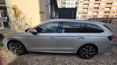 Skoda Octavia Combi 2.0 TDI DSG — Familiale diesel efficace, 1000 km seulement — dashboard