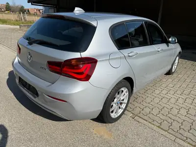 BMW 118i Edition Sport Line — Berline dynamique, automatique, faible kilométrage — Heckansicht
