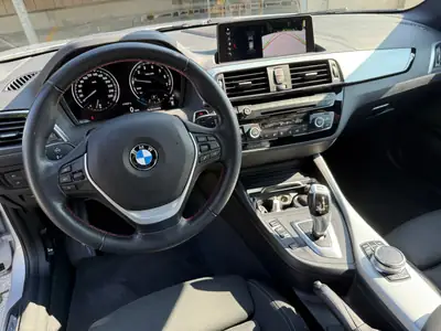 BMW 118i Edition Sport Line — Berline dynamique, automatique, faible kilométrage — Armaturenbrett