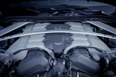 Aston Martin DB9 Touchtronic 2 — Coupé sportif anglais, 476 ch et kilométrage quasi neuf — intérieur