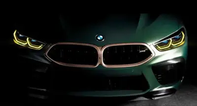 BMW M8 xDrive M Competition Gran Coupé — Performance extrême et élégance britannique en vert métallisé — vue extérieure