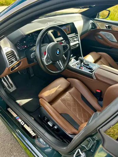 BMW M8 xDrive M Competition Gran Coupé — Performance extrême et élégance britannique en vert métallisé — détail