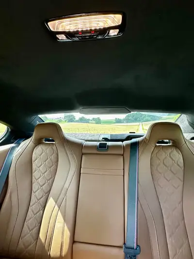 BMW M8 xDrive M Competition Gran Coupé — Performance extrême et élégance britannique en vert métallisé — Miniature 9