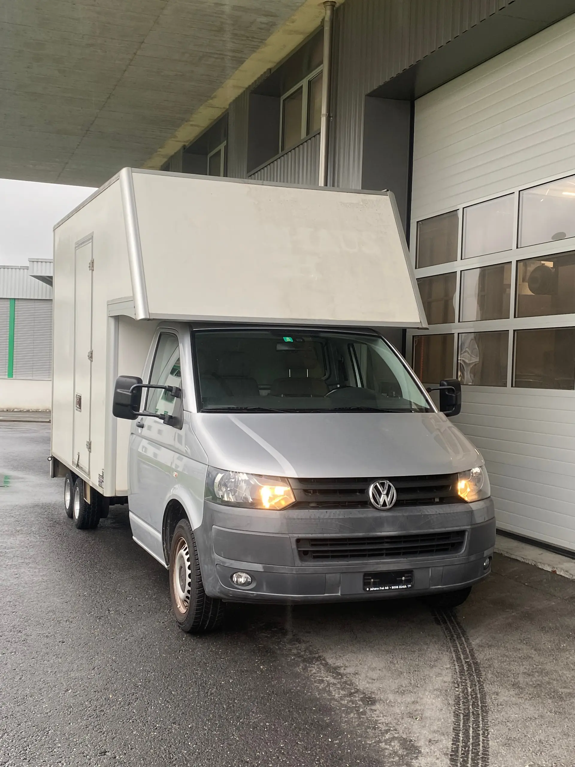 VW T5 Kasten avec Hébéphne — Utilitaire fiable, 48'000 km seulement — vue extérieure