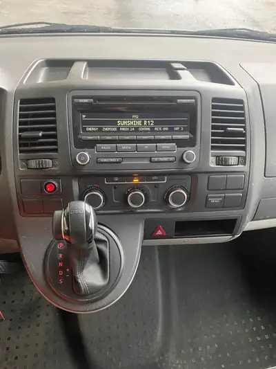 VW T5 Kasten avec Hébéphne — Utilitaire fiable, 48'000 km seulement — tableau de bord