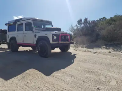 Land Rover Defender 110 CSW — Légende 4×4 robuste, 9 places, 100 000 km — arrière
