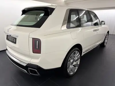 Rolls-Royce Cullinan 6.7 V12 — Le SUV de luxe ultime, première main, kilométrage minime — rear view
