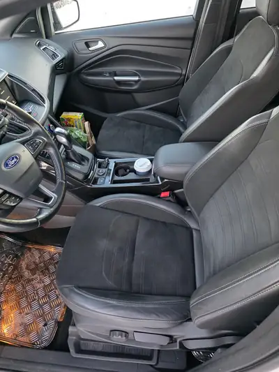 Ford Kuga 2.0 TDCi ST Line High 4WD — SUV robuste, 4 roues motrices, sans sinistre — Thumbnail 7