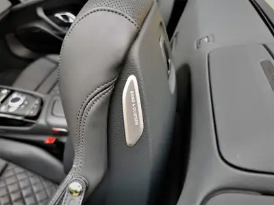 Audi R8 Spyder 5.2 FSI V10 — Cabriolet haute performance, 33 500 km seulement — Thumbnail 25