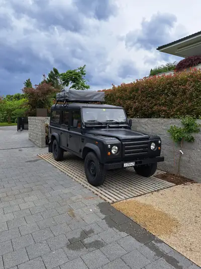 Land Rover Defender 110 SW — Légende 4x4 entièrement restaurée et équipée camping — vista esterna