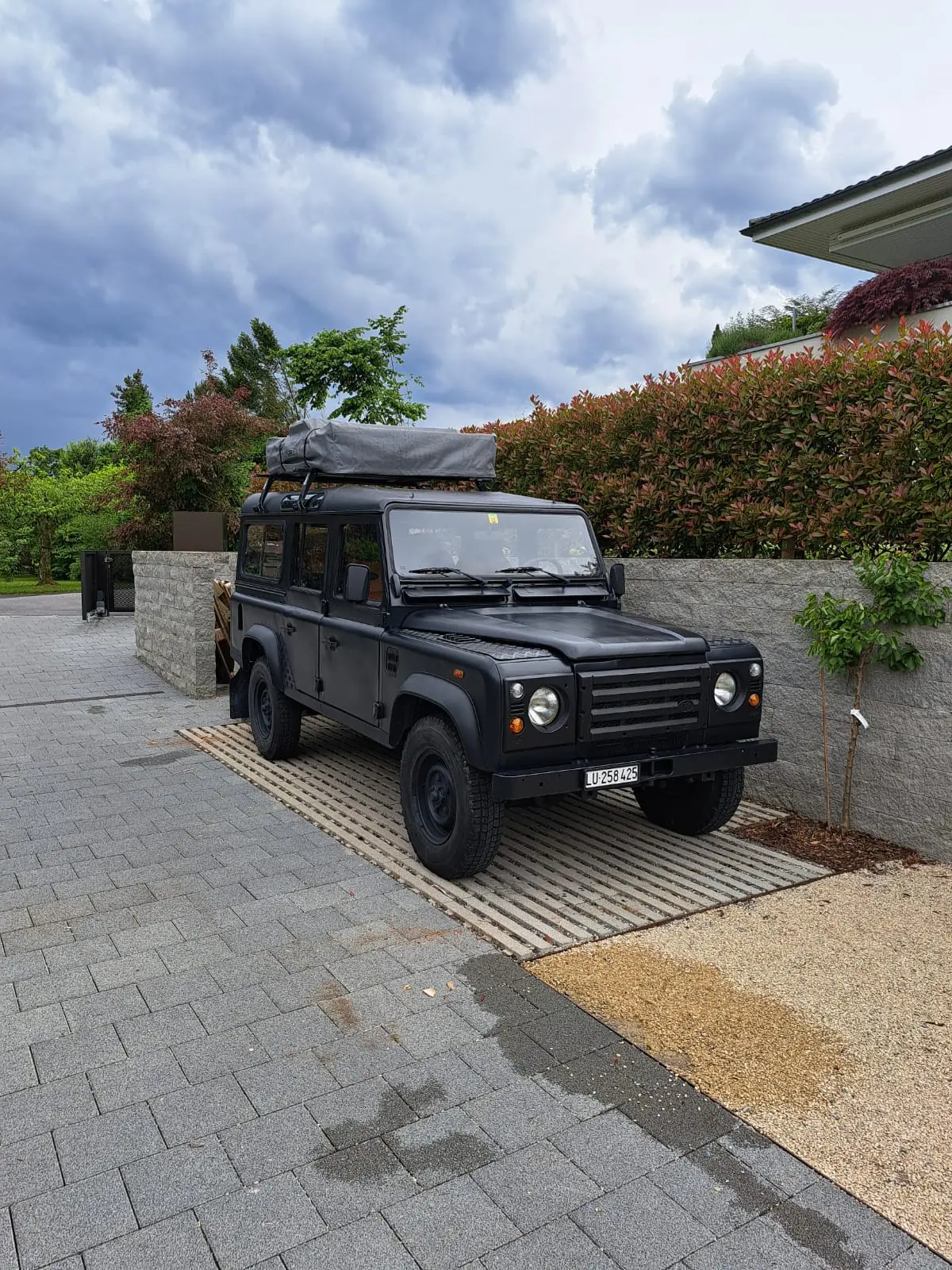 Land Rover Defender 110 SW — Légende 4x4 entièrement restaurée et équipée camping — vista esterna