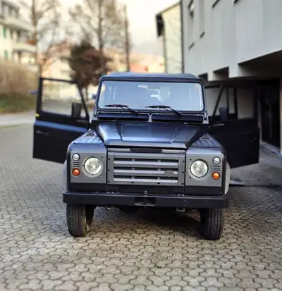 Land Rover Defender 110 SW — Légende 4x4 entièrement restaurée et équipée camping — interni