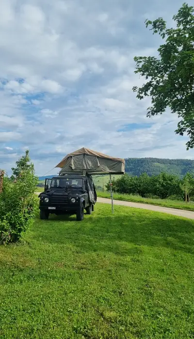 Land Rover Defender 110 SW — Légende 4x4 entièrement restaurée et équipée camping — Miniatura 9
