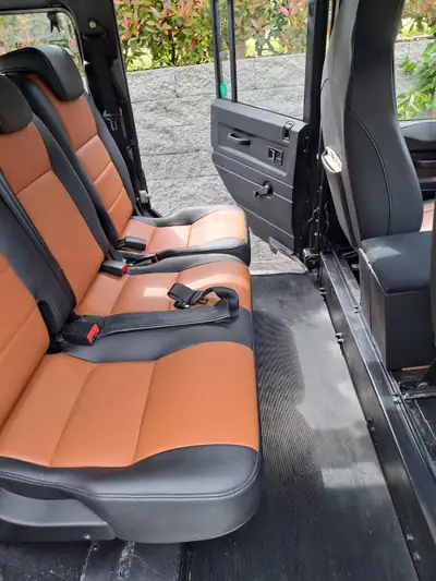 Land Rover Defender 110 SW — Légende 4x4 entièrement restaurée et équipée camping — Miniatura 15