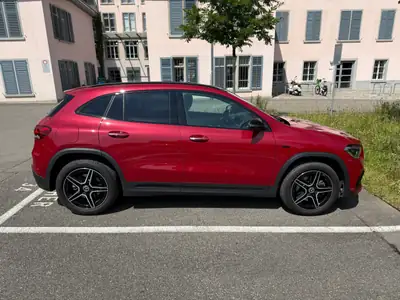 Mercedes-Benz GLA 250e AMG Line — SUV hybride rechargeable, 64'000 km, designo rouge — exterior view