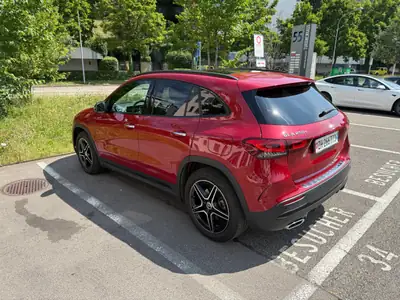 Mercedes-Benz GLA 250e AMG Line — SUV hybride rechargeable, 64'000 km, designo rouge — side view