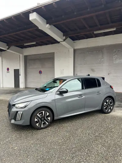 Peugeot 208 1.2 PureTech Active EAT8 — Citadine dynamique, boîte auto et très faible kilométrage — Außenansicht