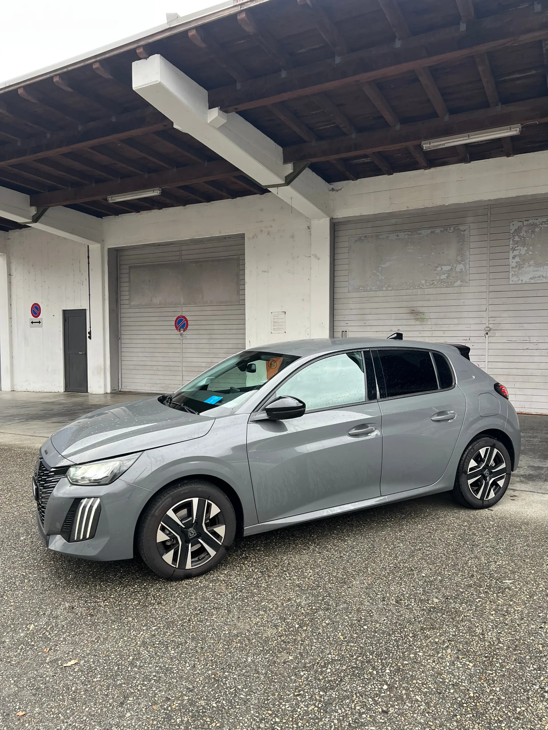 Peugeot 208 1.2 PureTech Active EAT8 — Citadine dynamique, boîte auto et très faible kilométrage — Außenansicht