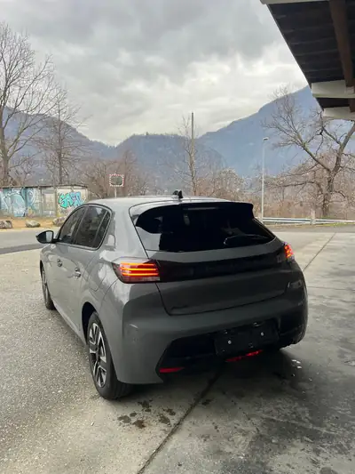 Peugeot 208 1.2 PureTech Active EAT8 — Citadine dynamique, boîte auto et très faible kilométrage — Heckansicht