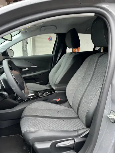 Peugeot 208 1.2 PureTech Active EAT8 — Citadine dynamique, boîte auto et très faible kilométrage — Armaturenbrett