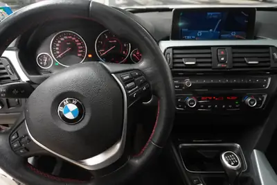 BMW 320d Sport Line — Diesel efficace, équipement premium, sans sinistre — vista posteriore