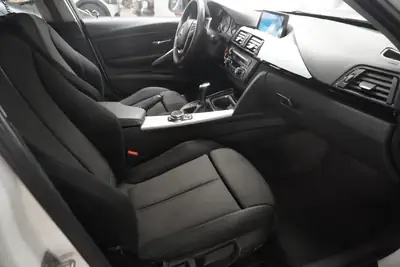 BMW 320d Sport Line — Diesel efficace, équipement premium, sans sinistre — Miniatura 15