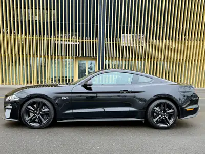 Ford Mustang Fastback 5.0 V8 GT — Muscle car légendaire, 451 ch, entretien impeccable — Heckansicht