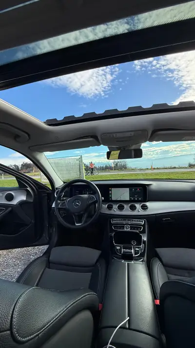 Mercedes-Benz E 220 d Limousine — Diesel efficace, 8 pneus, toit ouvrant — intérieur